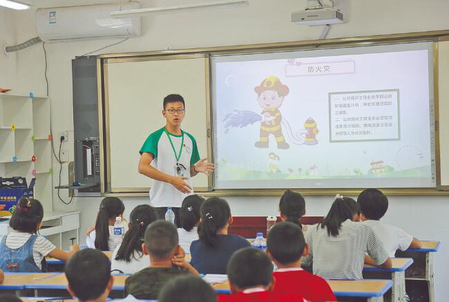 郝明?。簬椭嗳?傳遞更多溫暖