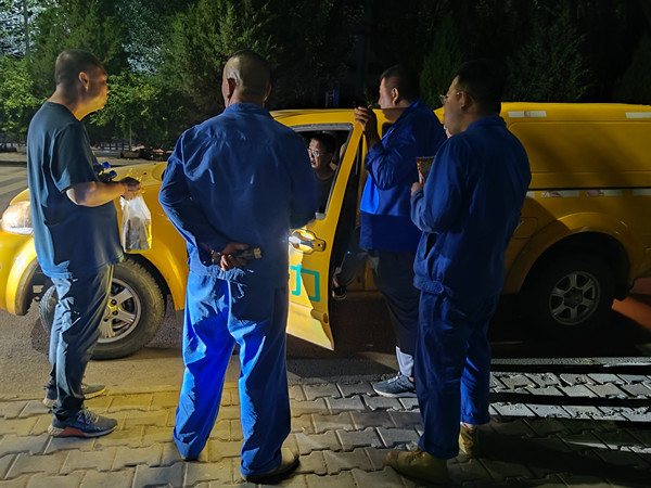 烏海市千里山供電公司千鋼供電所黑夜中的孤勇者，背抵黑暗守護光明