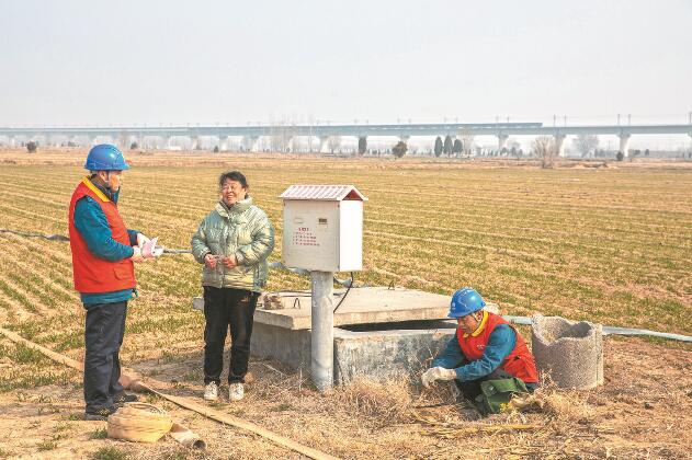 山東省梁山縣：黃河灘區(qū)上，井在地頭，電到井口