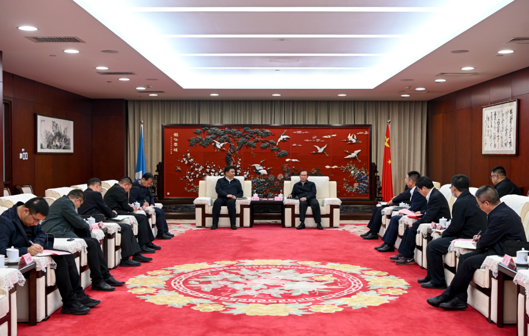 華電集團(tuán)黨組書記、董事長(zhǎng)江毅與阿拉善盟委副書記、盟長(zhǎng)李中增舉行會(huì)談