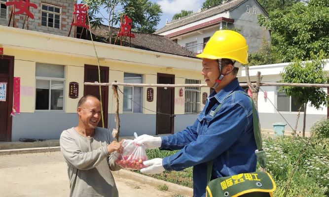 國網(wǎng)洛南供電公司愛心服務溫暖孤寡老人