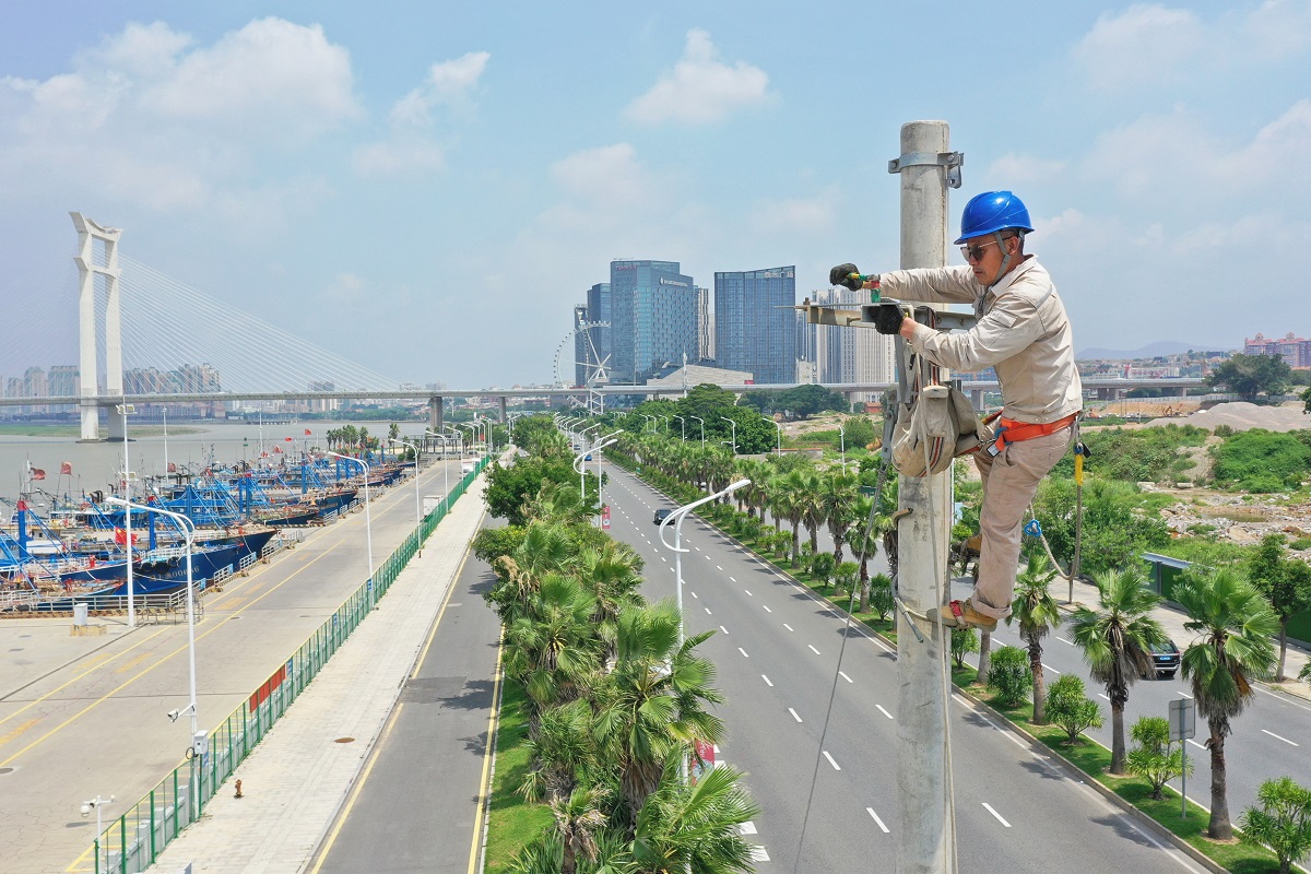 國網(wǎng)泉州供電公司全力推進(jìn)桿線遷改 助力東海中央活力區(qū)發(fā)展