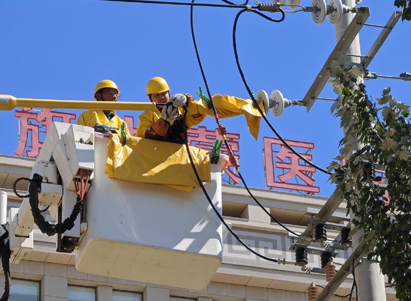 阿拉善供電公司迎夏峰帶電消缺，保醫(yī)電“汗”衛(wèi)民生