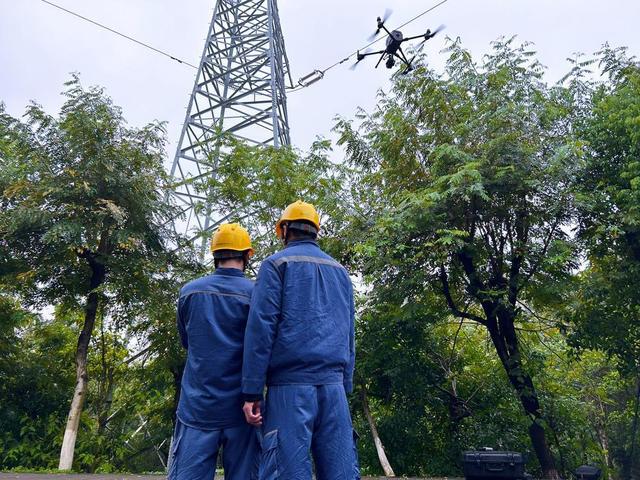 東莞供電局5G+無(wú)人機(jī)賦能電力巡檢