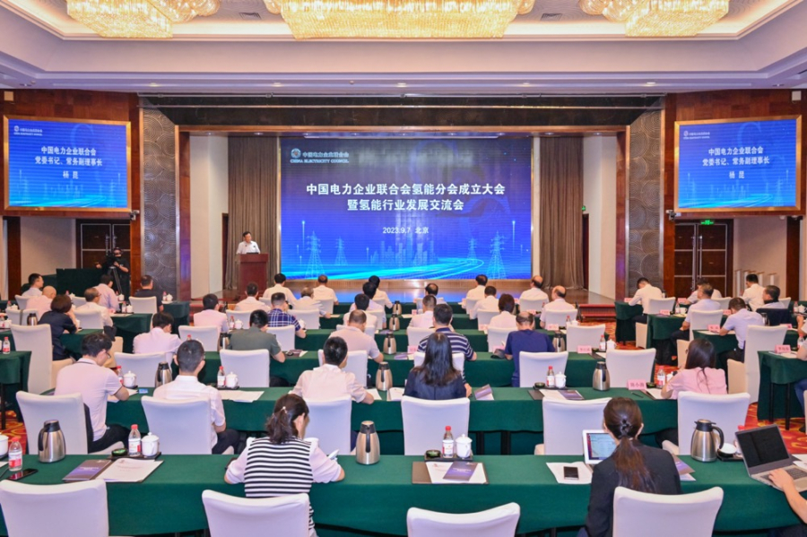 國工業(yè)和信息化部節(jié)能與綜合利用司司長黃利斌14日在吉林長春表示，目前，中國氫能“制儲輸用”產(chǎn)業(yè)鏈初步形成，已具有良好自身基數(shù)與大規(guī)模應用市場，氫能產(chǎn)業(yè)呈現(xiàn)出逐步商業(yè)化的發(fā)展態(tài)勢。  當天，“氫動吉林”