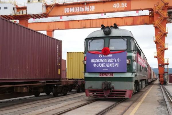 國產新能源汽車，坐火車“出?！?