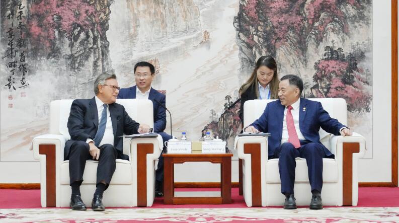 中國能建黨委書記、董事長宋海良與渣打集團(tuán)主席韋浩思會談