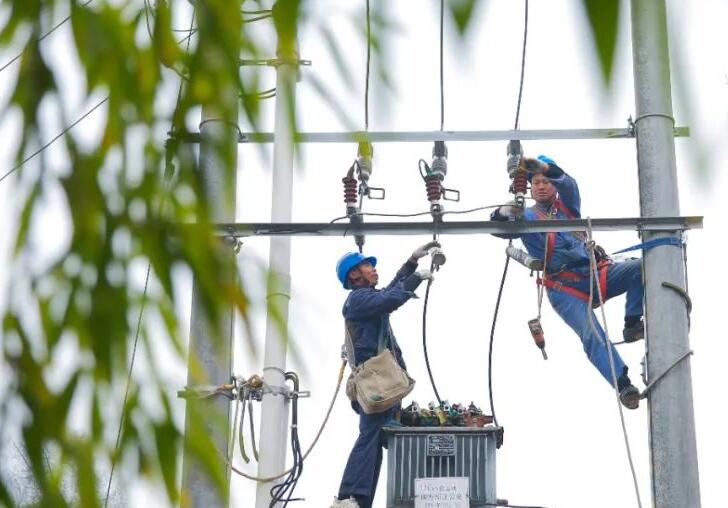 貴州麻江供電局變壓器增容改造 保元旦用電無(wú)憂(yōu)