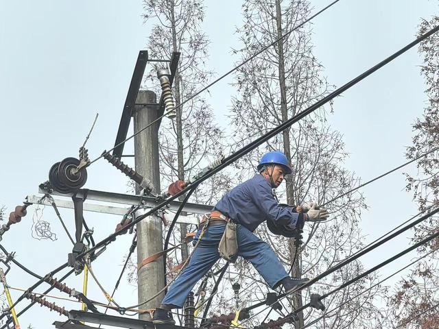 國網郫都供電公司：加強線路升級改造，守護群眾溫暖度冬