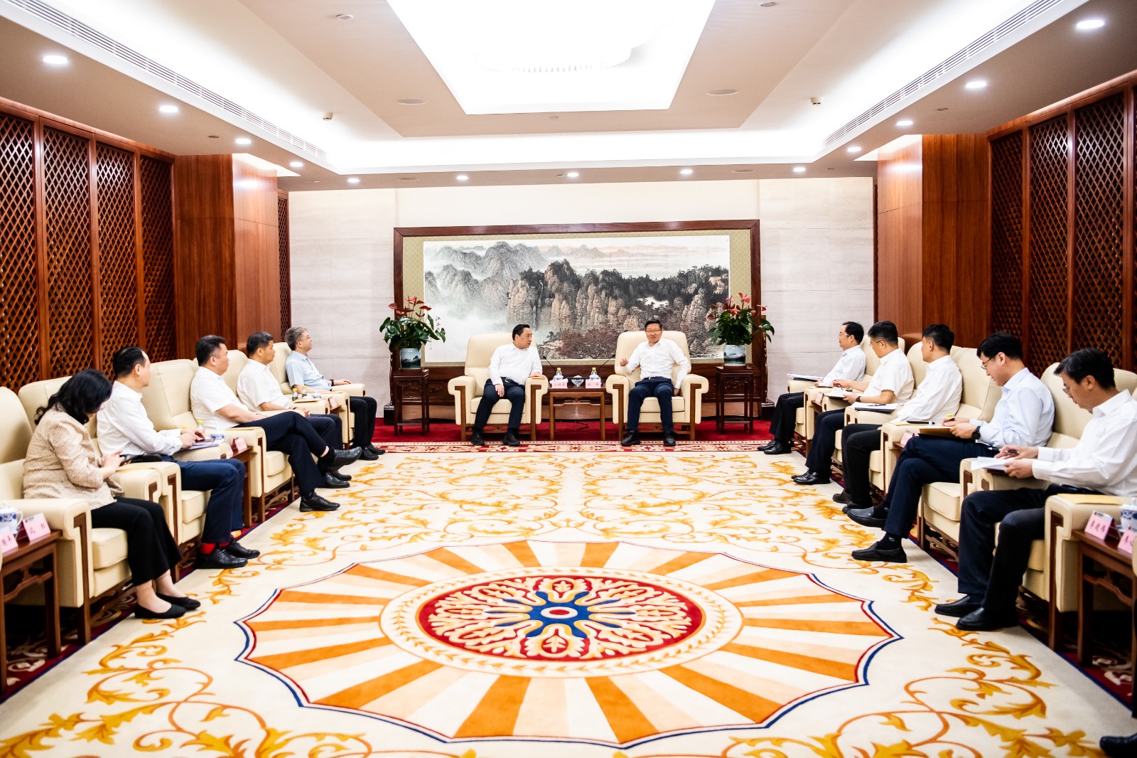 國家能源集團(tuán)公司總經(jīng)理、黨組副書記余兵會見鎮(zhèn)江市委書記馬明龍一行