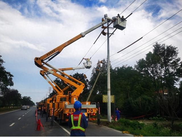 國網郫都供電公司“雙車”帶電緊急搶修，確保上萬群眾用電無憂