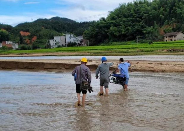 國網桂陽縣供電公司水退人進路通電通，眾志成城搶修復電