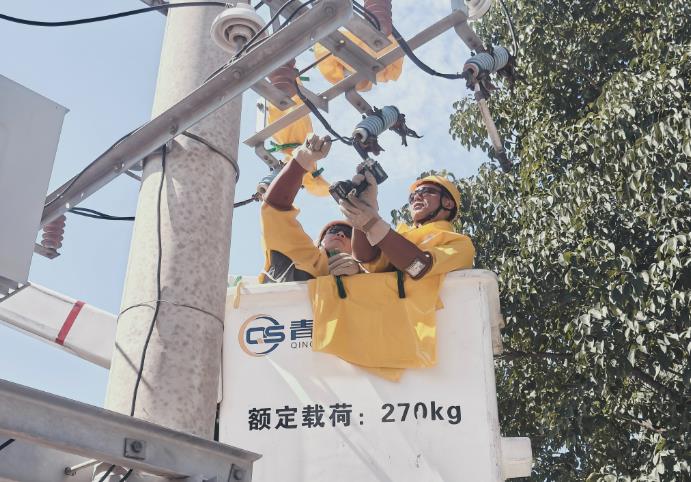 國網夏邑縣供電公司帶電作業(yè)在行動 確保社區(qū)電力供應