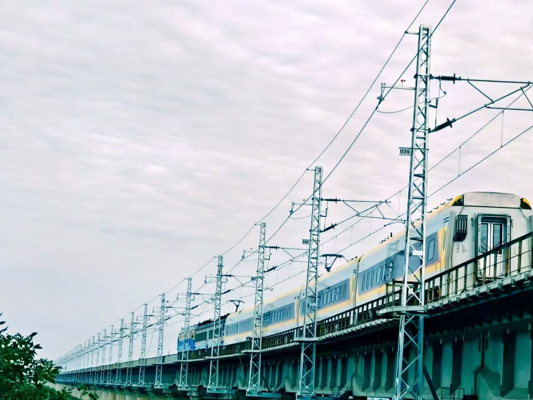 朔黃鐵路黃萬線電氣化改造工程通車運(yùn)營