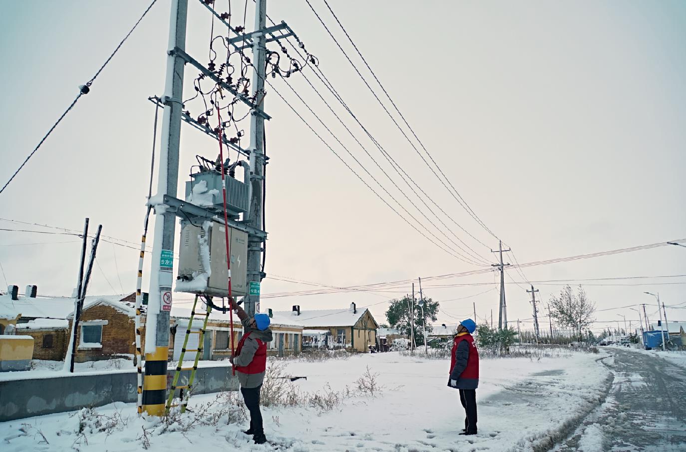 國網(wǎng)滿洲里供電公司：狂風暴雪襲北疆 供電保障顯擔當