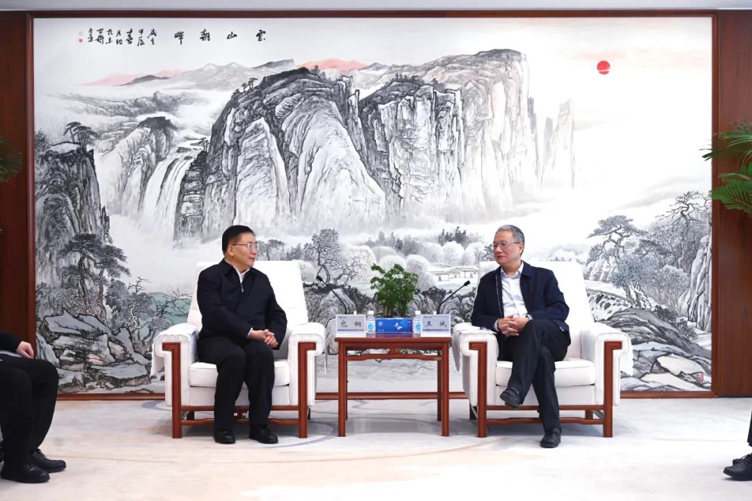 中國電建黨委副書記、總經(jīng)理王斌與內(nèi)蒙古自治區(qū)黨委常委、呼和浩特市委書記包鋼會(huì)談