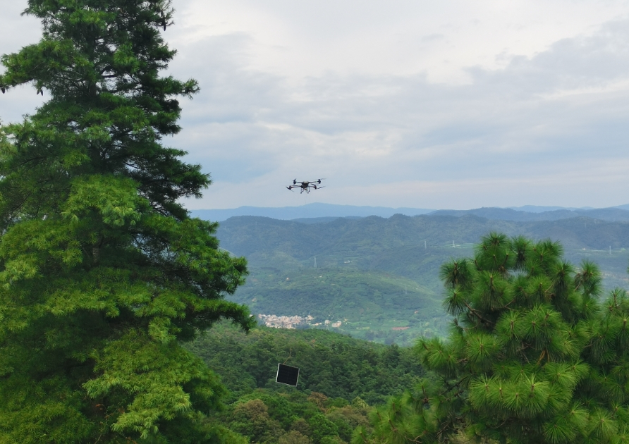 無人機(jī)“飛”越陡坡，山地光伏施工提速